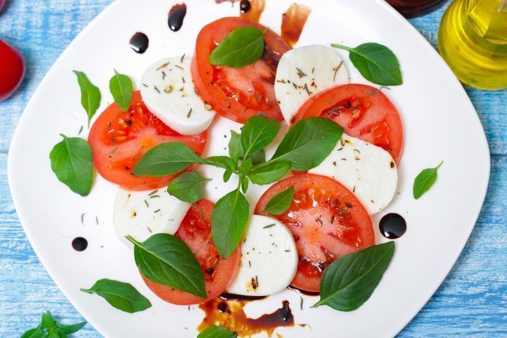 pomidorai su sūriu ir žolelėmis Viduržemio jūros dietai