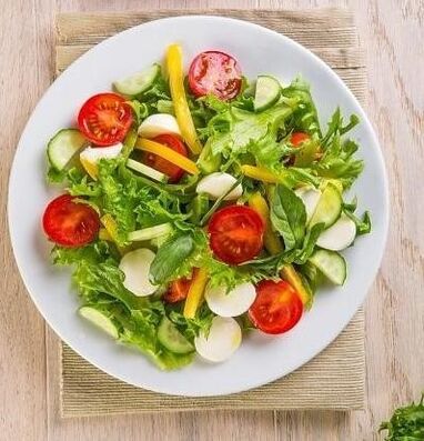 Viena iš mėnesio grikių dietos variantų apima daržovių salotų naudojimą