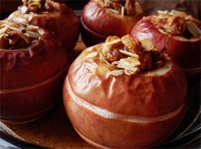 Obuoliai, kepti su džiovintais vaisiais, yra desertas dietos meniu pašalinus tulžies pūslę
