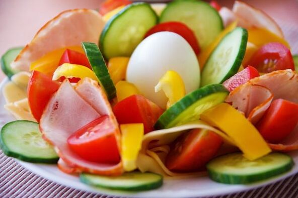 Daržovių salotos kiaušinių-apelsinų dietos meniu norint numesti svorio