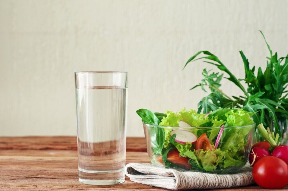 vanduo prieš valgį yra tinginio dietos esmė